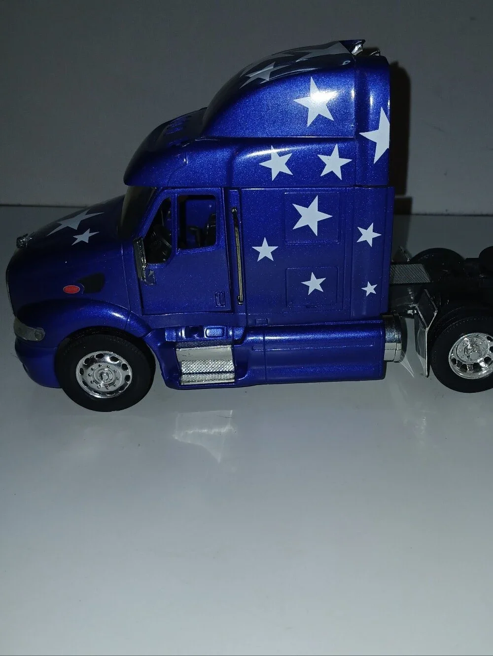 1/32 scale New-Ray Peterbilt 387 